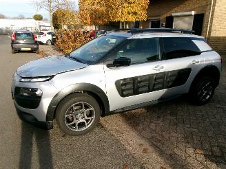 damaged passenger cars Citroën C4 cactus 1.2 PURETECH BUSINESS CLIMA NAVI PANO 2017/9