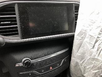 Peugeot 308 1.2 picture 10