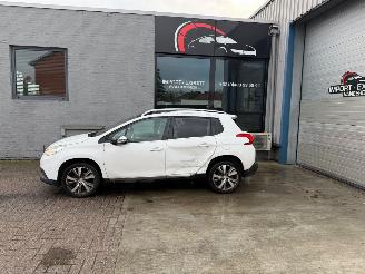 damaged passenger cars Peugeot 2008 Peugeot 2008 1.6d 2015 2015/10