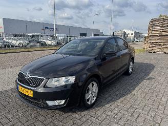 uszkodzony samochody osobowe Skoda Octavia 1.6 TDI  81kw  Clima 2014/10