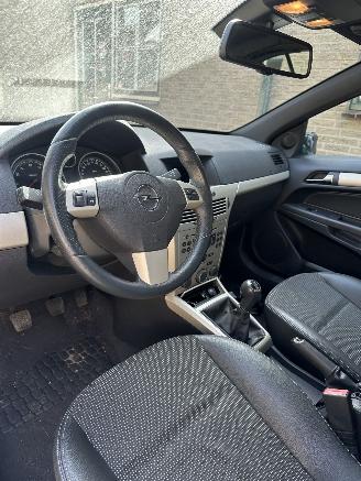 Vaurioauto  passenger cars Opel Astra TWIN TOP 2006/9