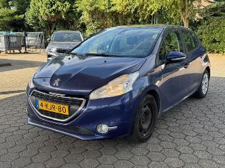 Vaurioauto  passenger cars Peugeot 208 1.2 VTI   ( INRUIL VERKREGEN ) 2013/6