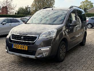 Voiture accidenté Peugeot Partner 1.2 PureTech AIRCO 2017/6