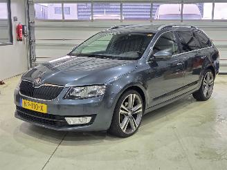 Schadeauto Skoda Octavia 1.6 TDI Greentech PANO 2017/3
