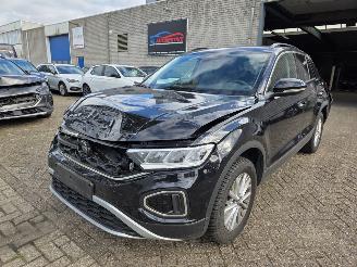 Vaurioauto  passenger cars Volkswagen T-Roc 1.5 TSI DSG  Virtual Led Acc Aut.Inparkeren Stoelverw. App-Connect Privacy-Glass 110KW/150PK 2025/2