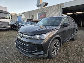 Schadeauto Volkswagen Tiguan 2.0TDI DSG Virtual Head-Up IQ-Light 360-view Navi Stuurverw. Stoelverw. Acc Trekhaak 110KW/150PK 2025/7