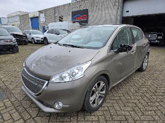 Auto incidentate Peugeot 208 1.2 Allure Pano Climatronic MultiMedia Led Pdc CruiseControl 60KW / 82PK 2013/3