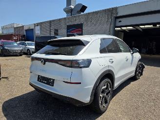 Coche accidentado Volkswagen T-Roc R-Line 1.5eTSI IQ-Light Drive-Mode Camera Virtual Keyless Sfeerverl. Trekhaak 110KW / 150PK 2026/2