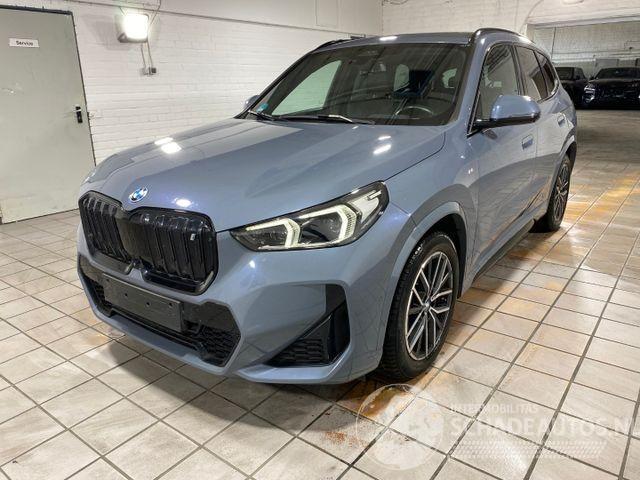 BMW iX1 xDrive30 M Sport HUD/KAM/PANO