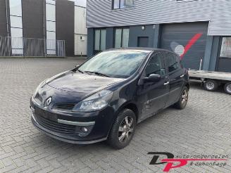 Coche siniestrado Renault Clio Clio III (BR/CR), Hatchback, 2005 / 2014 1.6 16V 2007/7