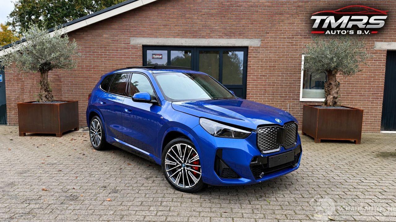 BMW iX1 iX1 30 xDrive M Sport PANORAMA HUD 360view VOLLL