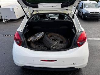 Peugeot 208  picture 16