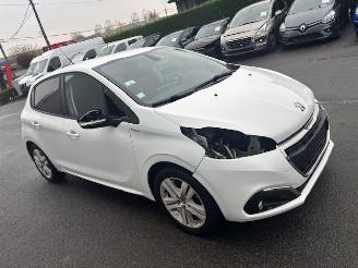 Vaurioauto  passenger cars Peugeot 208  2018/8