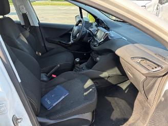 damaged passenger cars Peugeot 208  2017/7