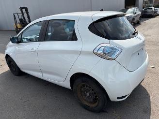 Damaged car Renault Zoé WITH COCKPIT AND AIRBAGS 2015/12