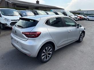 Damaged car Renault Clio AUTOMAAT 2020/9