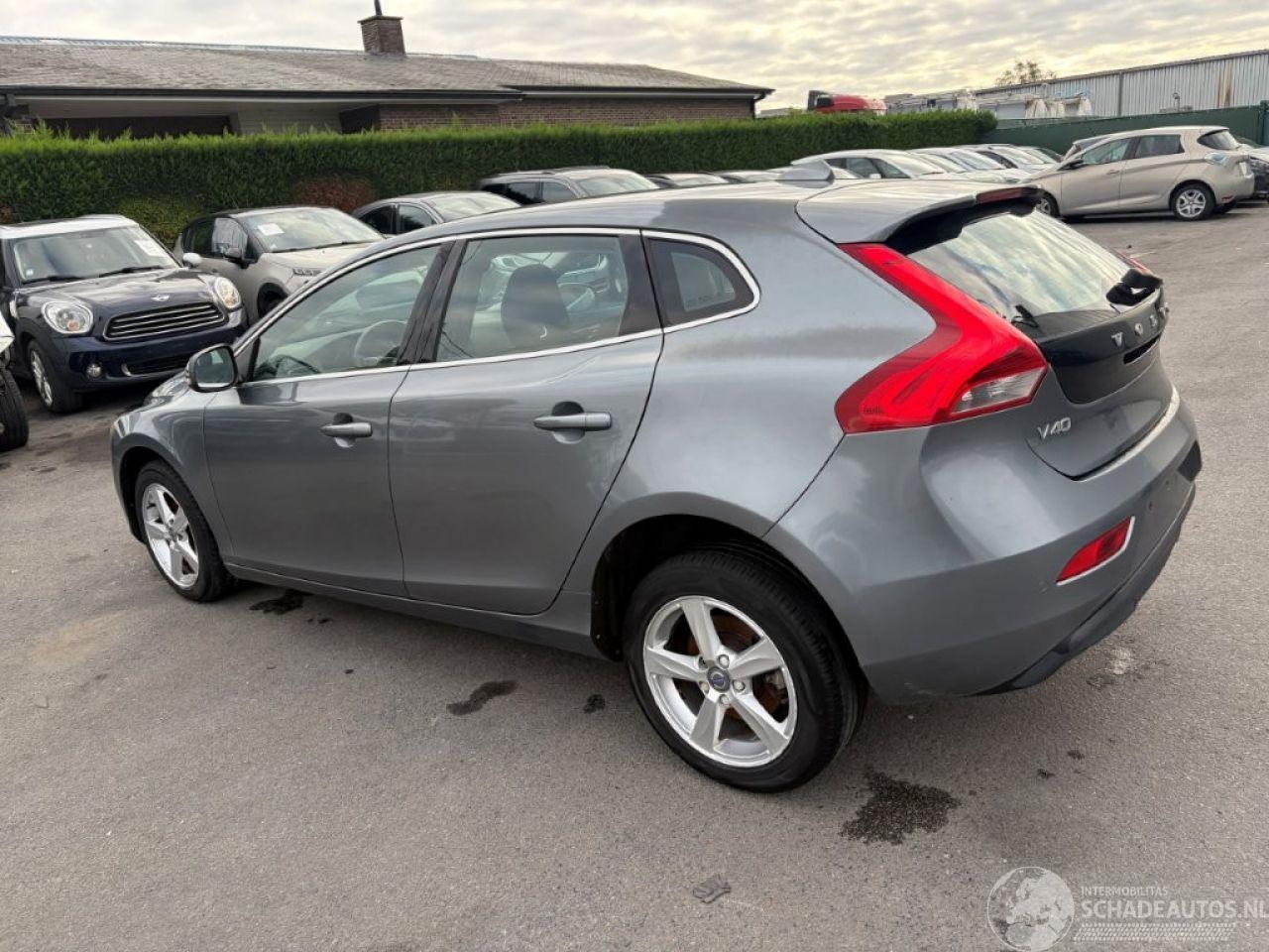 Volvo V-40 