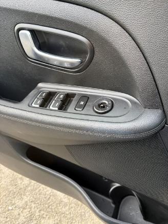 Kia Carens 7 seats picture 10