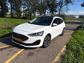 Unfallwagen Ford Focus Wagon 1.0 Ecoboost Hybrid Titanium 2023/2