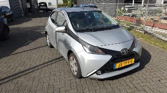 uszkodzony samochody osobowe Toyota Aygo 1.0 VVT-i x-play weinig schade gewoon rijdbaar 2016/1