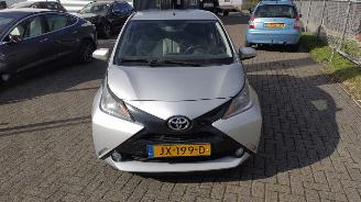 Toyota Aygo 1.0 VVT-i x-play weinig schade gewoon rijdbaar picture 10