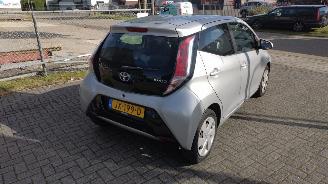 Toyota Aygo 1.0 VVT-i x-play weinig schade gewoon rijdbaar picture 2