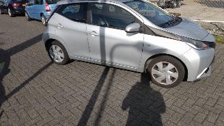 Toyota Aygo 1.0 VVT-i x-play weinig schade gewoon rijdbaar picture 6
