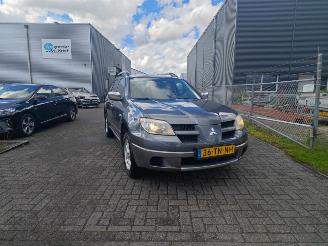 Vaurioauto  passenger cars Mitsubishi Outlander 2.0 invite plus lichte rijdbare schade nette auto! 2006/1