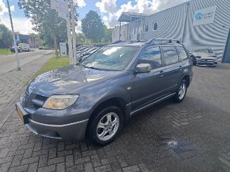 Mitsubishi Outlander 2.0 invite plus lichte rijdbare schade nette auto! picture 2