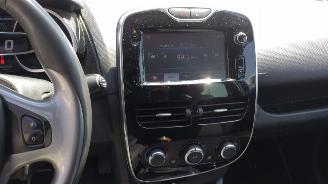 Renault Clio 0.9 TCE Night en day rijdbare schade picture 12