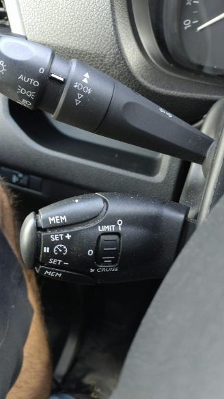 Opel Vivaro 2.0 124 S&S L3 87000 km met lichte schade picture 20