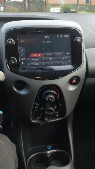 Toyota Aygo 1.0 Automaat 29000 km Mooie nette auto Schroefschade picture 14