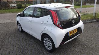 Toyota Aygo 1.0 Automaat 29000 km Mooie nette auto Schroefschade picture 5