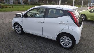 Toyota Aygo 1.0 Automaat 29000 km Mooie nette auto Schroefschade picture 4