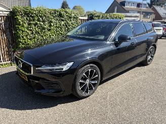 Schadeauto Volvo V-60 2.0 V60 Momentum Advantage AUTOMAAT 174PK 2020/10