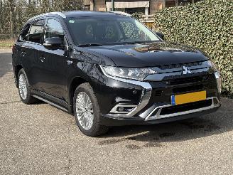 damaged passenger cars Mitsubishi Outlander 2.4 PHEV Intense+ HYBRIDE HALFLEER PANO AIRO KIT AUTOMAAT 210PK 2021/8