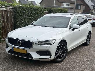 uszkodzony samochody osobowe Volvo V-60 R-DESIGN 2.0 D MOMENTUM-LEER-PANO-AUTOMAAT-150PK-BOM VOL 2019/4