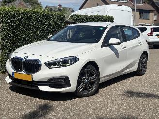 Unfallwagen BMW 1-serie 118i Executive Edition AUTOMAAT 136PK 2021/2