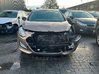 Avarii autoturisme Hyundai I-30 1.6 GDI Blue 16V Hatchback  Benzine 1.591cc 99kW (135pk) FWD 2011-12/2016-12 (GDHB5P5; GDHB5P6; GDHB5PD; GDHB5PE) G4FD; EURO4 2012/3