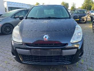 Schadeauto Renault Clio 1.2 16V 65 Hatchback  Benzine 1.149cc 48kW (65pk) 2010/1