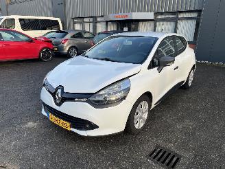 Damaged car Renault Clio 0.9 TCe Authentique 2013/11