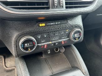 Ford Focus 1.0 EcoBoost Titanium Business picture 17