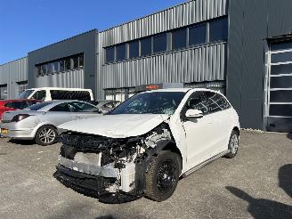krockskadad bil auto Mercedes B-klasse B200 D 2023/2