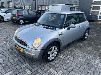 damaged passenger cars Mini Mini One 1.6 Salt 2002 2002/12