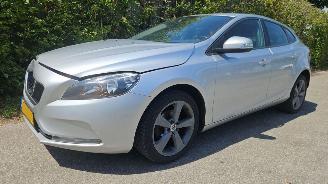 Volvo V-40 2.0 D2 16V Hatchback 4Dr Diesel 1.969cc 88kW picture 2