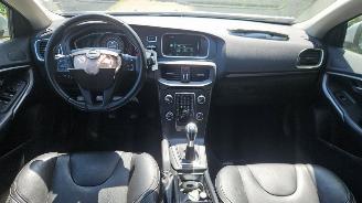 Volvo V-40 2.0 D2 16V Hatchback 4Dr Diesel 1.969cc 88kW picture 12