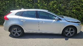 Volvo V-40 2.0 D2 16V Hatchback 4Dr Diesel 1.969cc 88kW picture 5