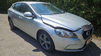 Volvo V-40 2.0 D2 16V Hatchback 4Dr Diesel 1.969cc 88kW picture 6