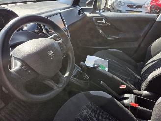 Peugeot 208  picture 9