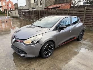 Vaurioauto  passenger cars Renault Clio 4 1.5 DCI 90 2013/2